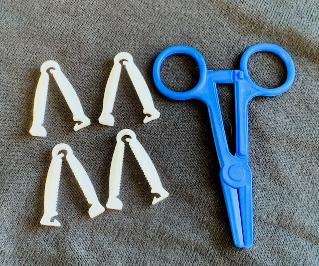 Pinces hémostatiques et pinces à cordon en plastique