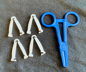 Pinces hémostatiques et pinces à cordon en plastique